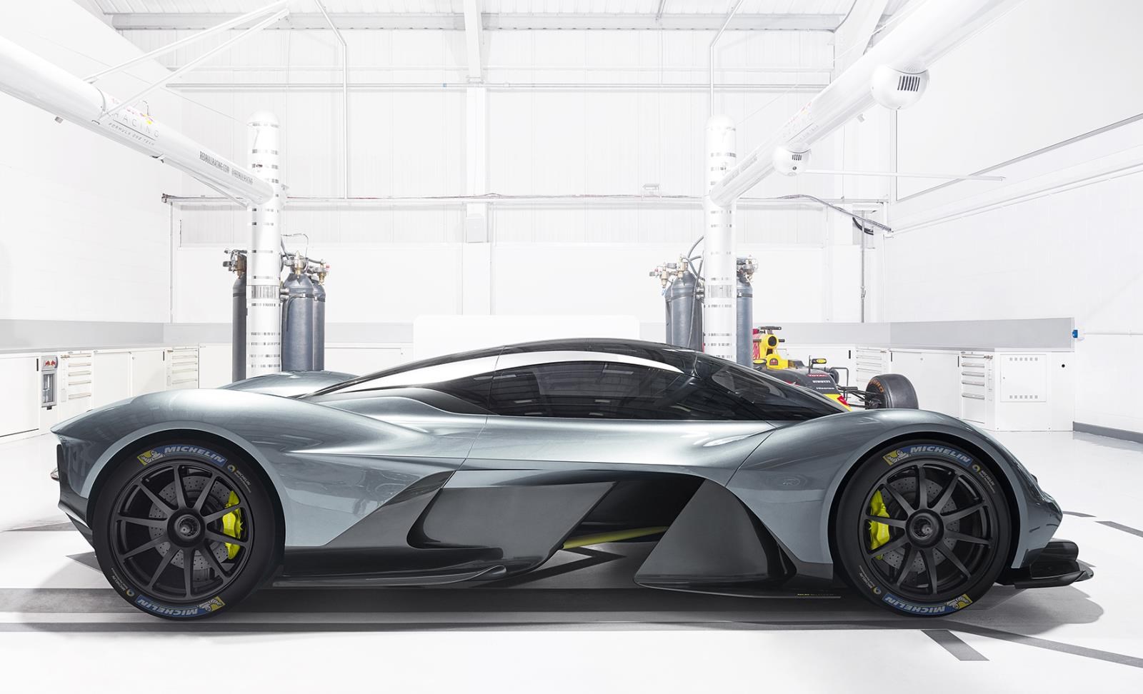 170310Aston_Martin_Valkyrie_Michelin