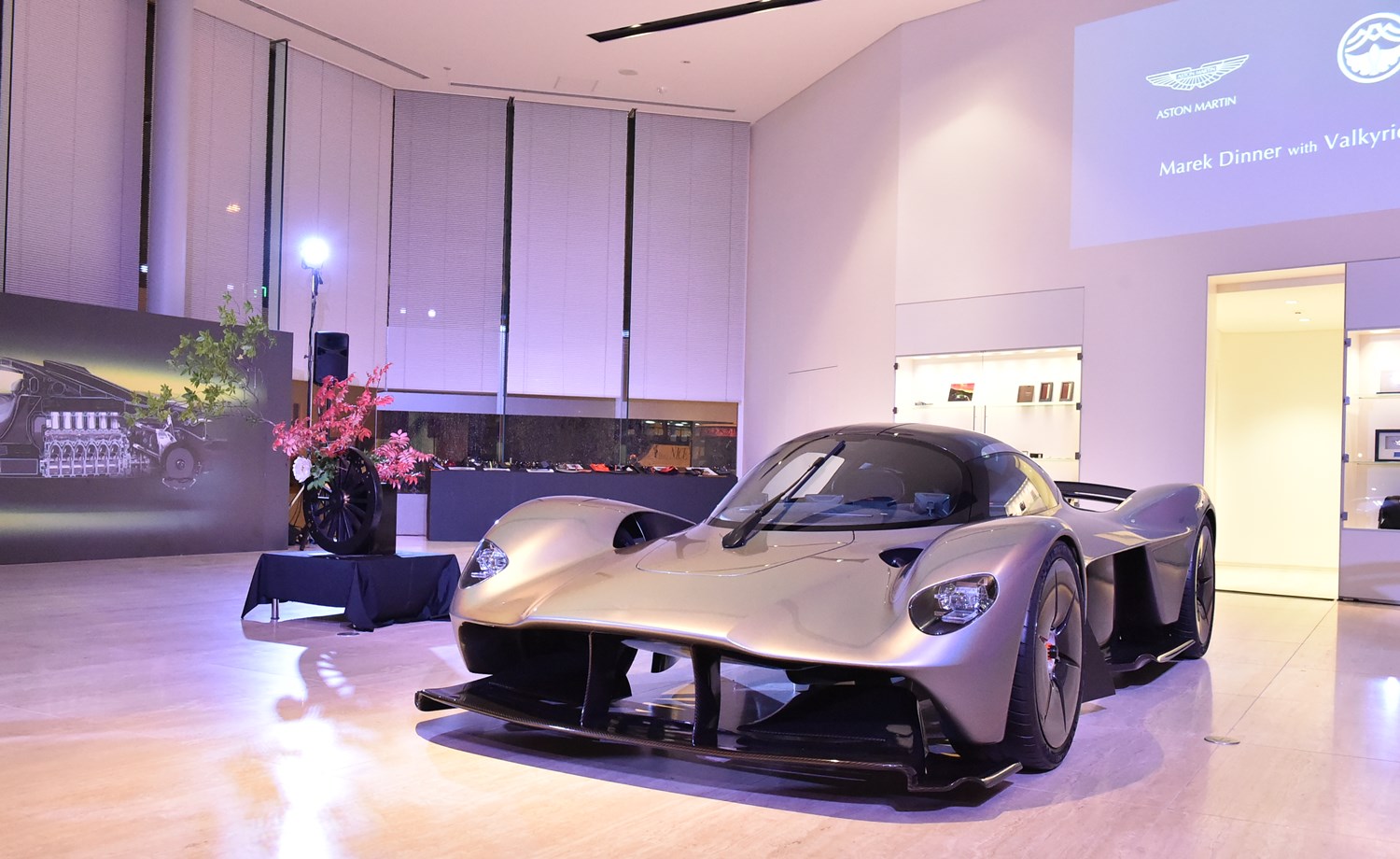 171006aston-martin_marek-dinner-with-valkyrie