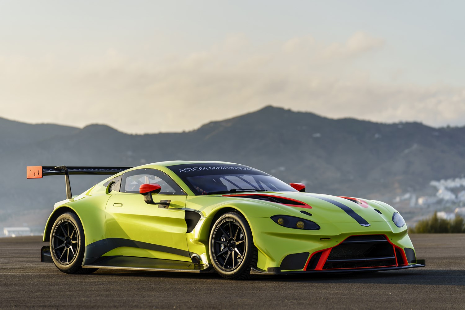 171122Aston-Martin-Racing_2018_Vantage-GTE