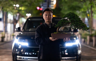 世界の名だたるブランドからも注目を集める盆栽プロデューサー・小島鉄平氏の、ランドローバー・ディーラー・アンバサダーの続投が決定。盆栽（BONSAI）とランドローバーの革新的コラボレーションがふたたび。